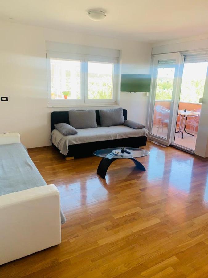 Apartments Nika Sukosan Bagian luar foto